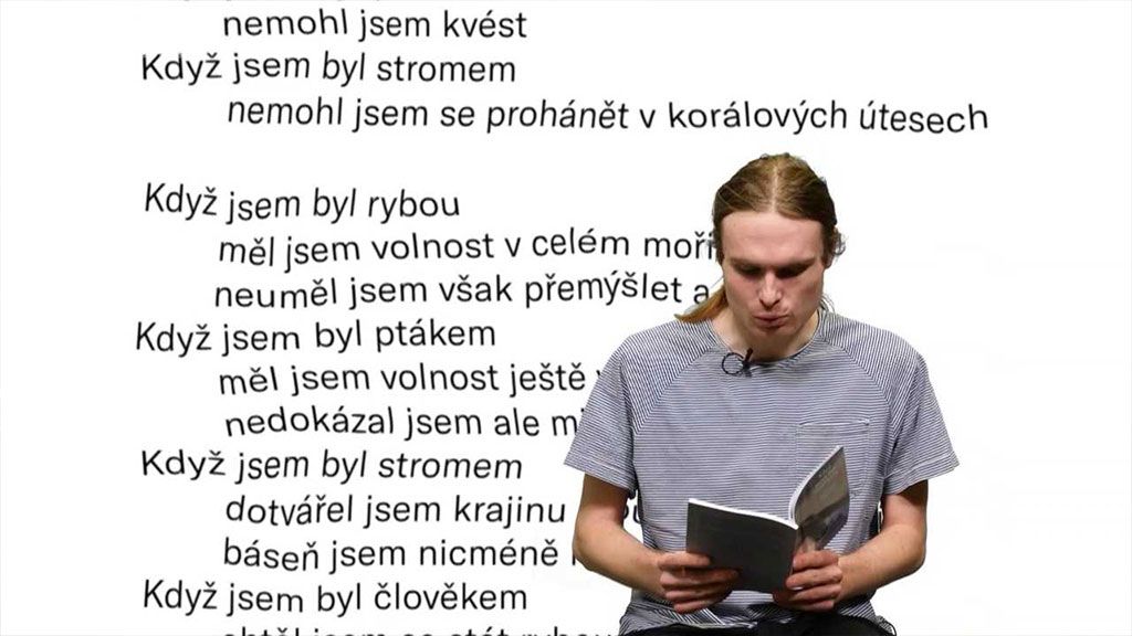 Dominik Obruča čte svou báseň