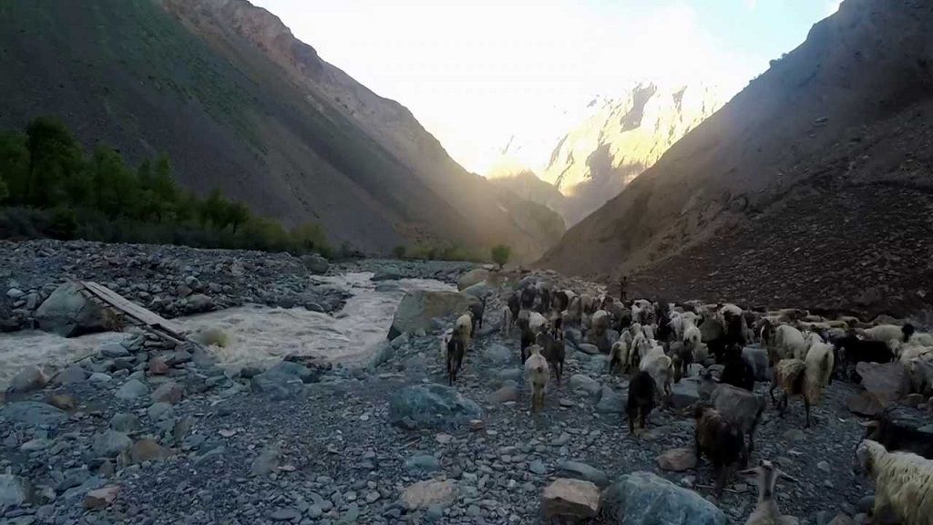 Tádžikistán: Obyvatelé, hory a koupele