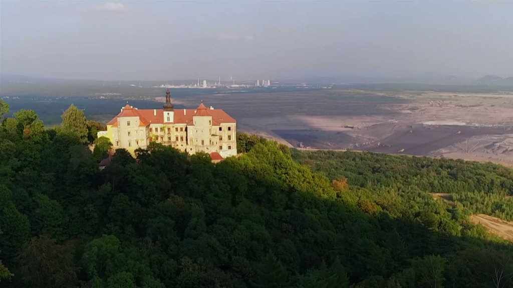 Těžební krajina v okolí zámku Jezeří
