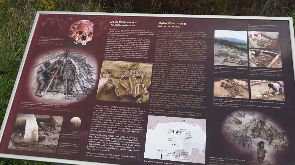 Trojhrob lovců mamutů z Dolních Věstonic