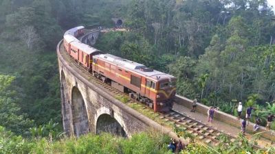 Šrí Lanka: Vlakem mezi čajovými plantážemi