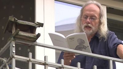 Minout se přesně: Nová sbírka básníka Petra Hrušky