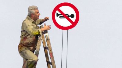 Dopravní značky: Zákaz troubení a Železniční přejezd