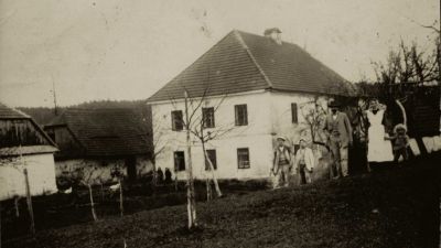 Vypálení Ležáků a pamětnická perspektiva