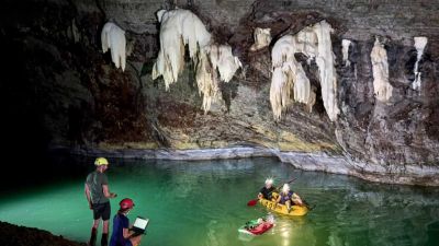 Česká expedice objevila největší podzemní termální jezero světa