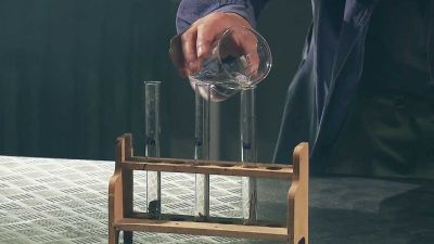 Pokus: Reakce kyseliny chlorovodíkové s kovy